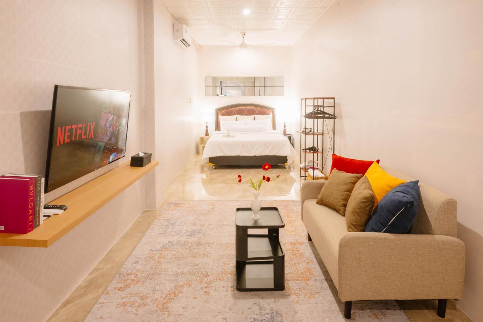 Cbd Studio1 Next To Sun Plaza Center! *
